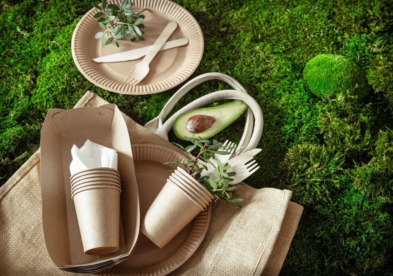 Recyclable tableware that is eco-friendly, fashionable, single-use, convenient, and attractive.